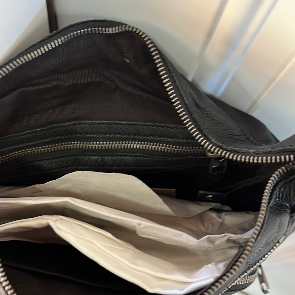 Liebeskind Classic Black Leather Handbag - Picture 3 of 3